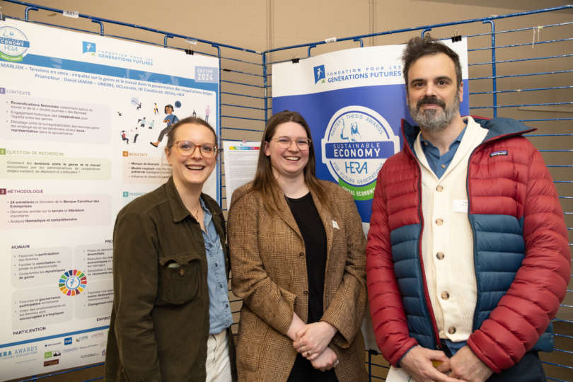 © FGF - la lauréate entre Delphine Stévens et Grégory Dubois, représentants de l'ASBL Prix Roger Vanthournout