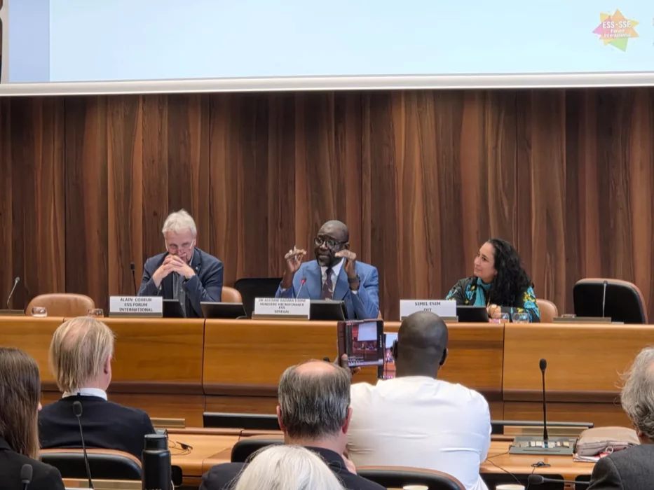 &copy; OIT - Alain Coheur (ESS Forum International), Alioune Badara Dione (Ministre de l'ESS du Sénégal) & Simel Esim (OIT)